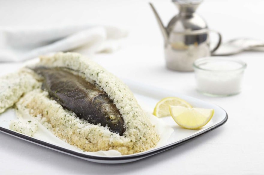 Wolfsbarsch in Salzkruste